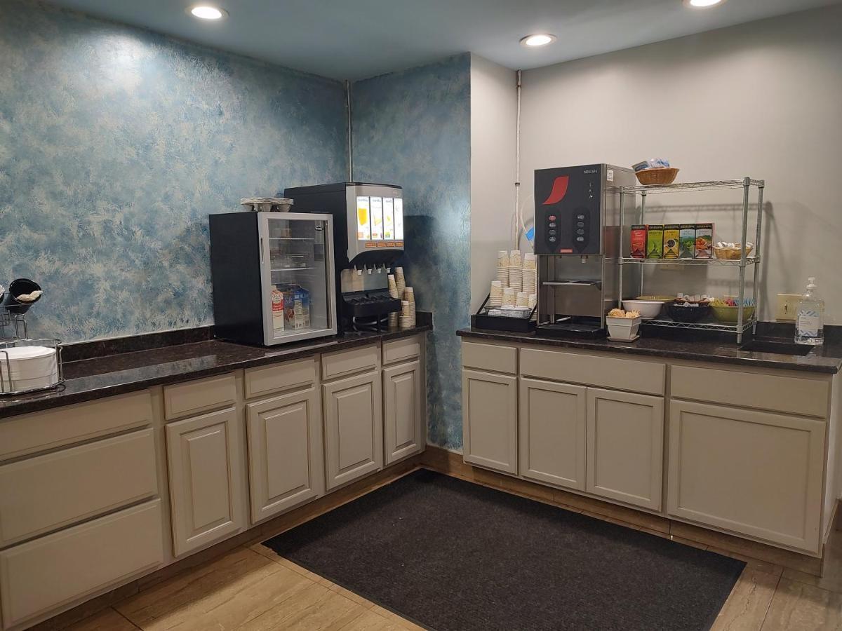 Hilltop Inn & Suites, Near Foxwoods Casino Норт-Стонингтон Экстерьер фото