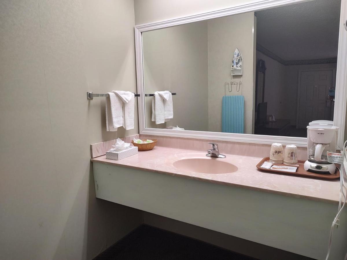 Hilltop Inn & Suites, Near Foxwoods Casino Норт-Стонингтон Экстерьер фото