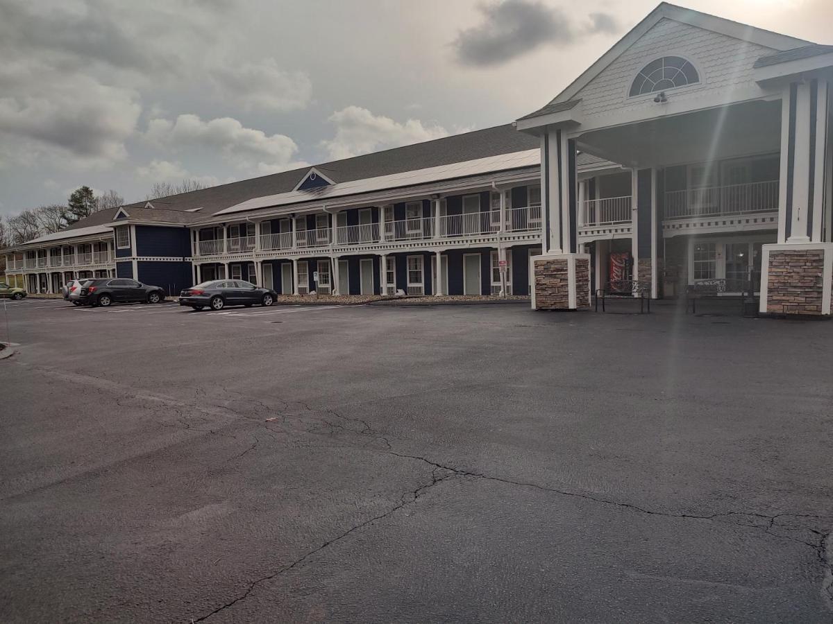 Hilltop Inn & Suites, Near Foxwoods Casino Норт-Стонингтон Экстерьер фото