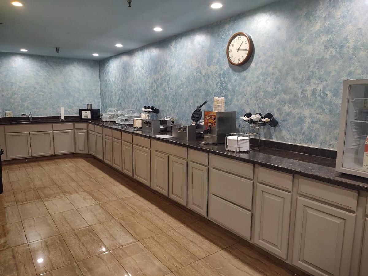 Hilltop Inn & Suites, Near Foxwoods Casino Норт-Стонингтон Экстерьер фото