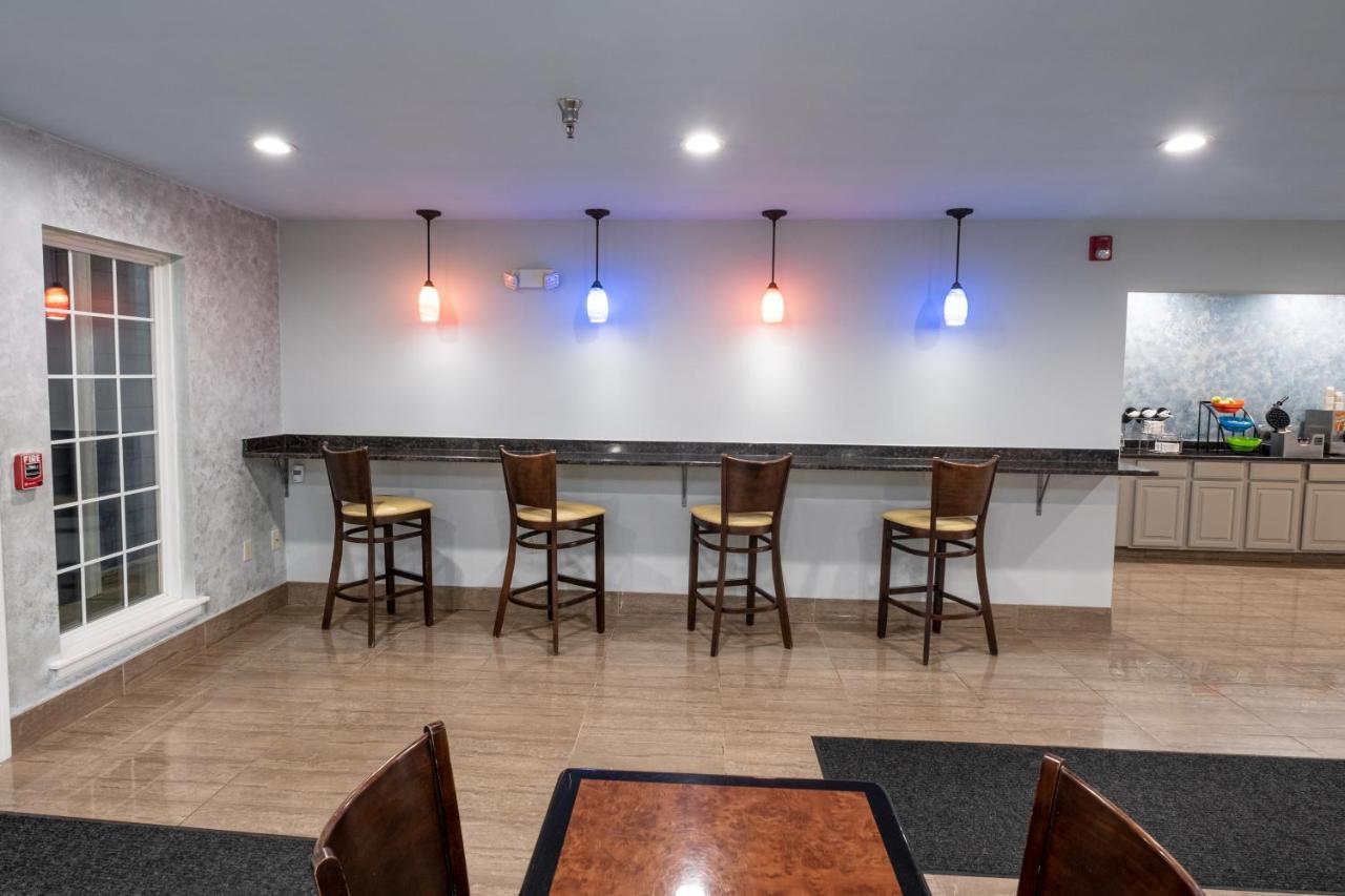 Hilltop Inn & Suites, Near Foxwoods Casino Норт-Стонингтон Экстерьер фото