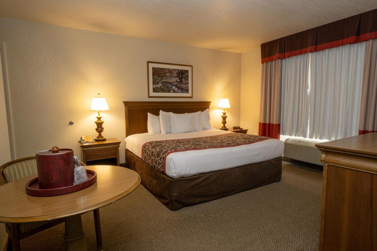 Hilltop Inn & Suites, Near Foxwoods Casino Норт-Стонингтон Экстерьер фото