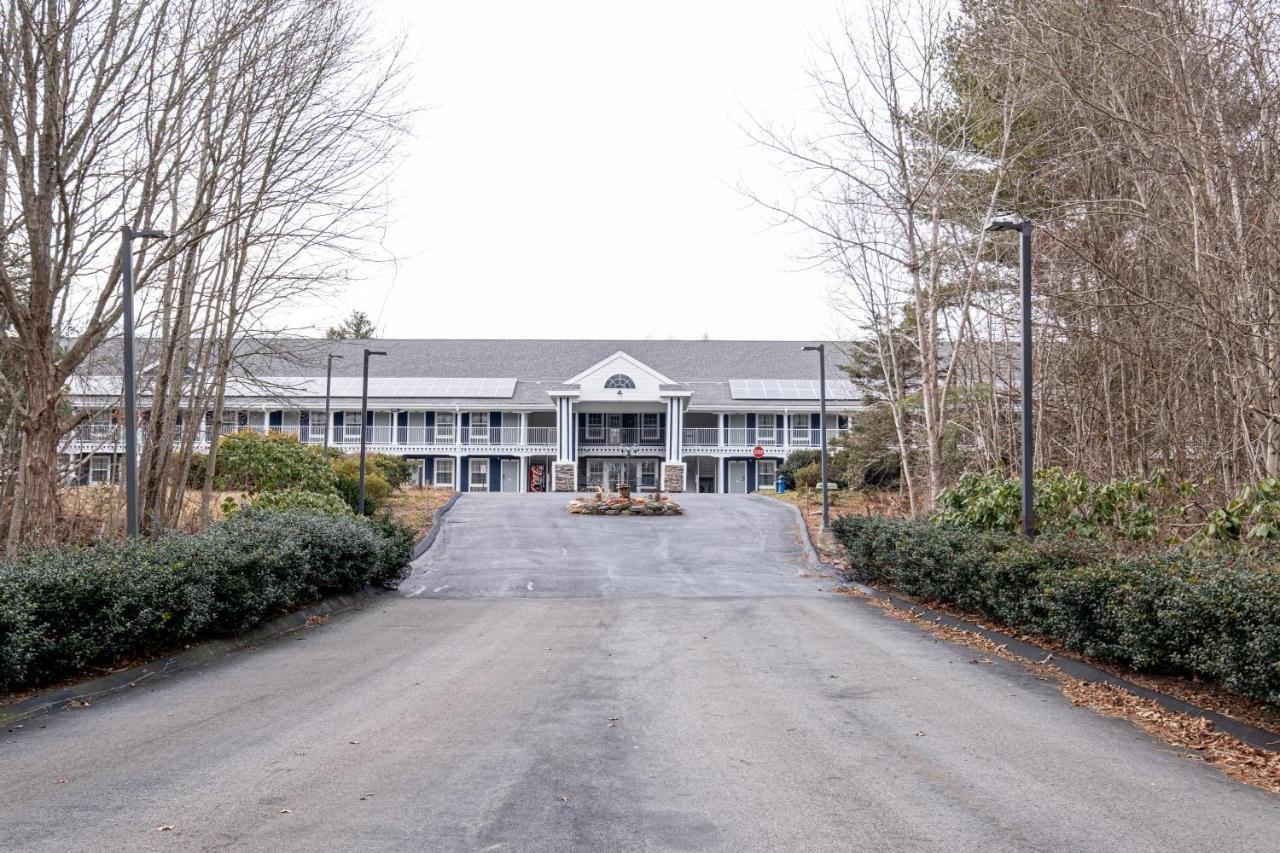 Hilltop Inn & Suites, Near Foxwoods Casino Норт-Стонингтон Экстерьер фото