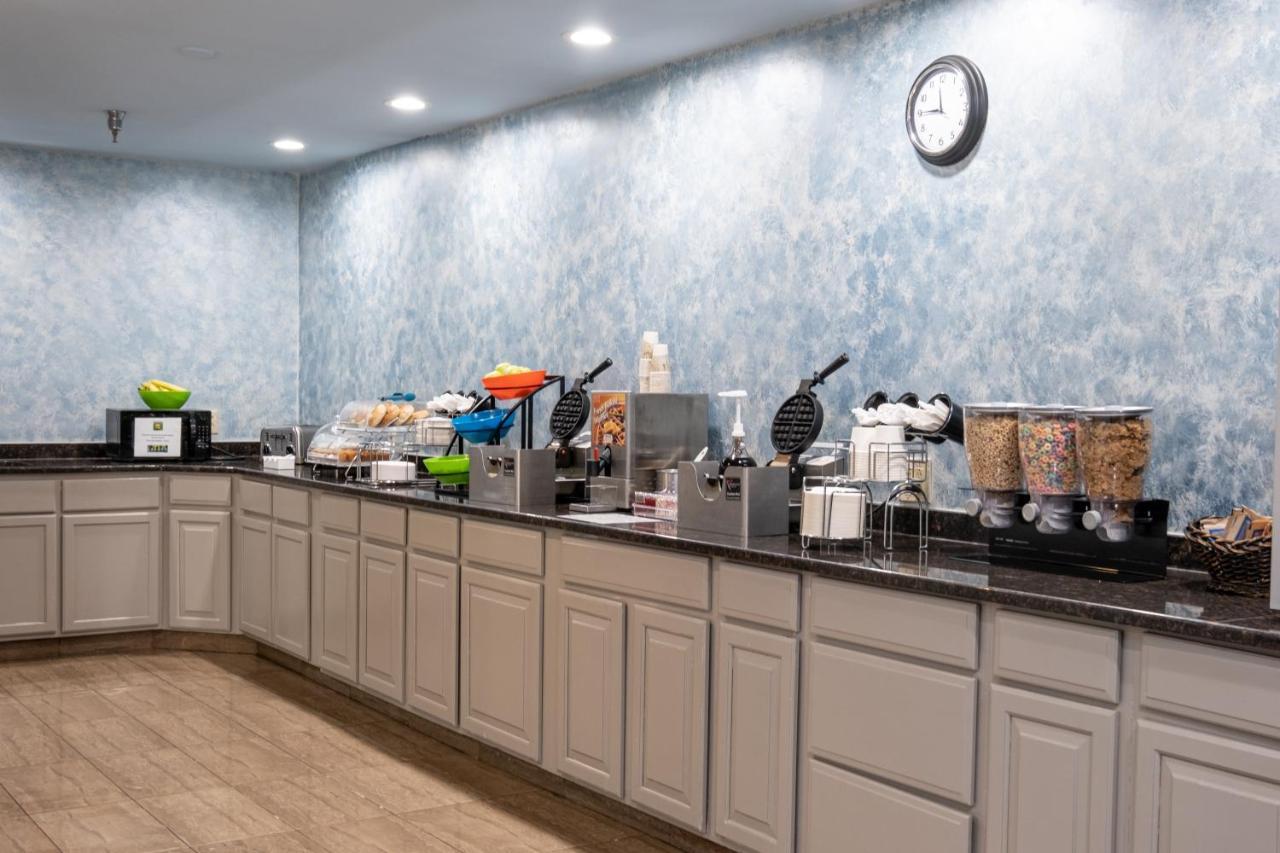 Hilltop Inn & Suites, Near Foxwoods Casino Норт-Стонингтон Экстерьер фото