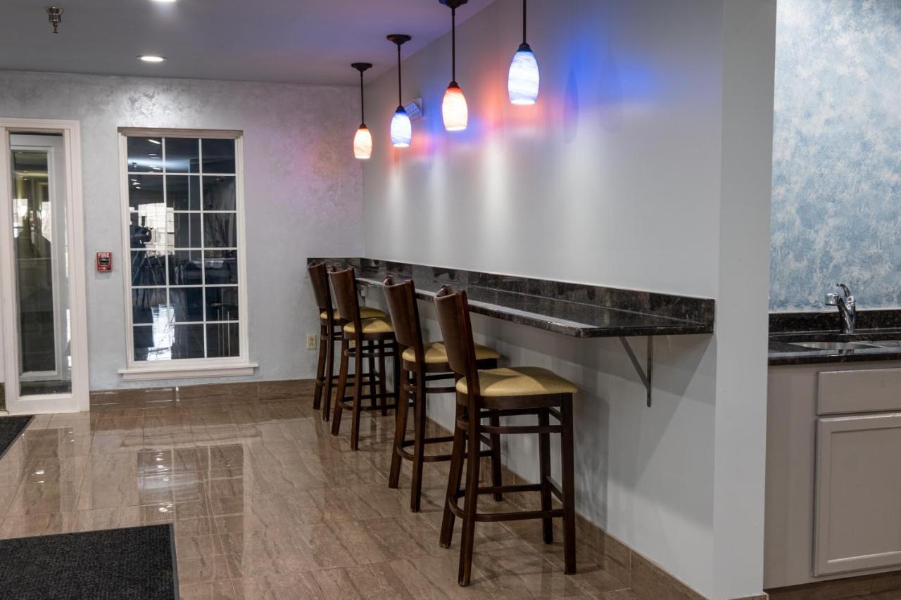 Hilltop Inn & Suites, Near Foxwoods Casino Норт-Стонингтон Экстерьер фото