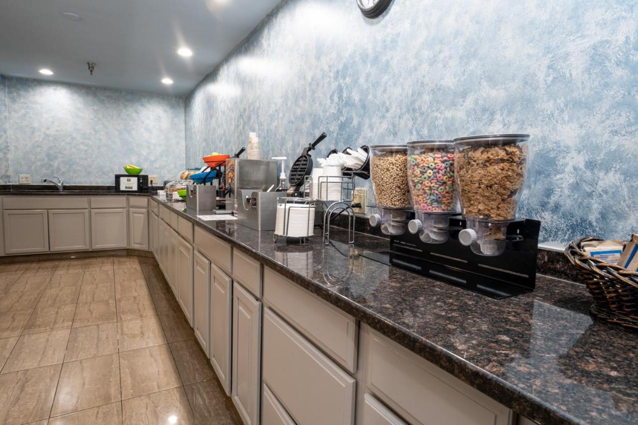 Hilltop Inn & Suites, Near Foxwoods Casino Норт-Стонингтон Экстерьер фото
