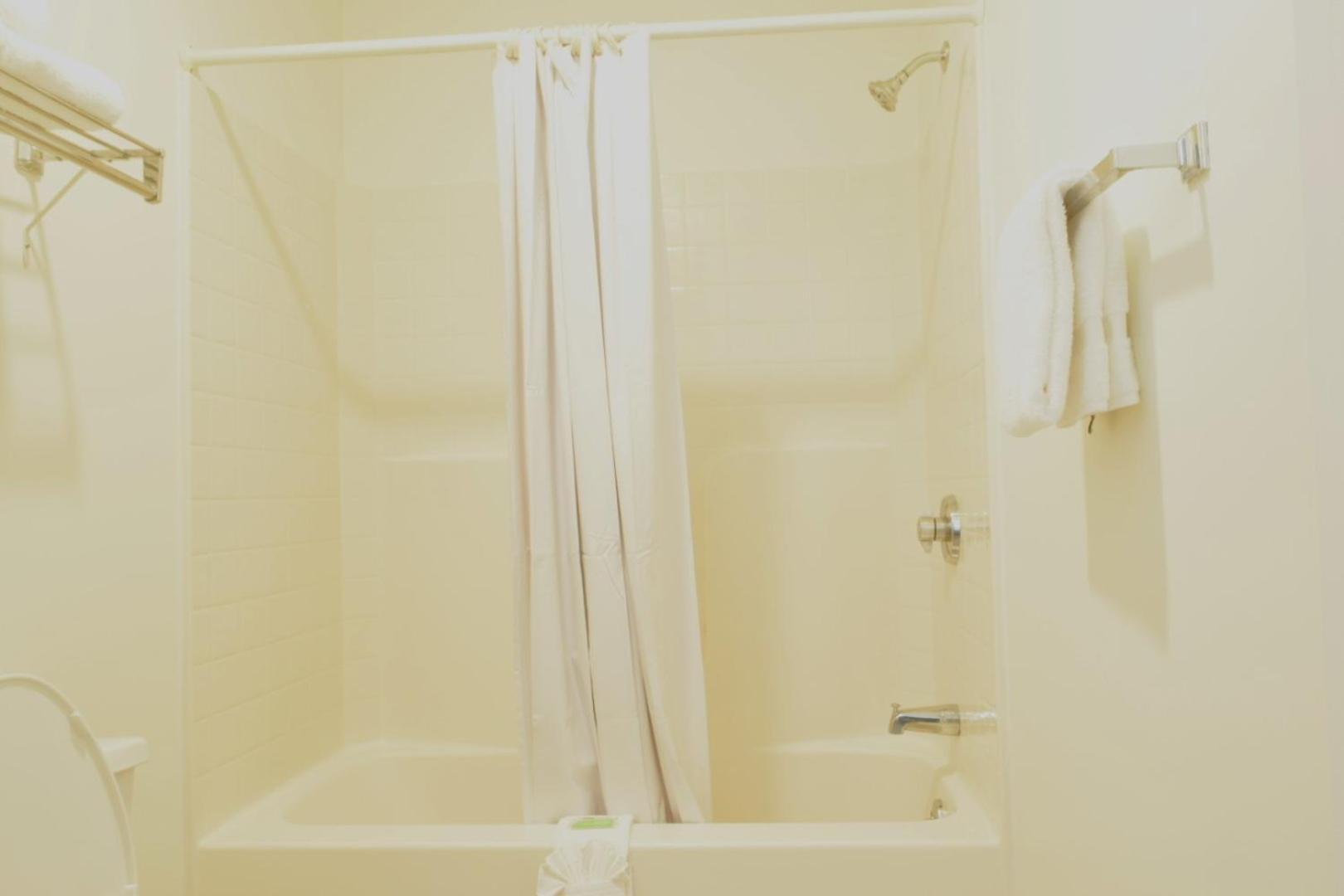 Hilltop Inn & Suites, Near Foxwoods Casino Норт-Стонингтон Экстерьер фото